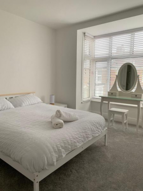 Iris Home in Southsea FREE street parking and pets welcome